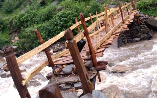 काठको पुलले सहज बनायो यात्रा